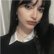 Studentessa di giurisprudenza impartisce lezioni per studenti delle superiori